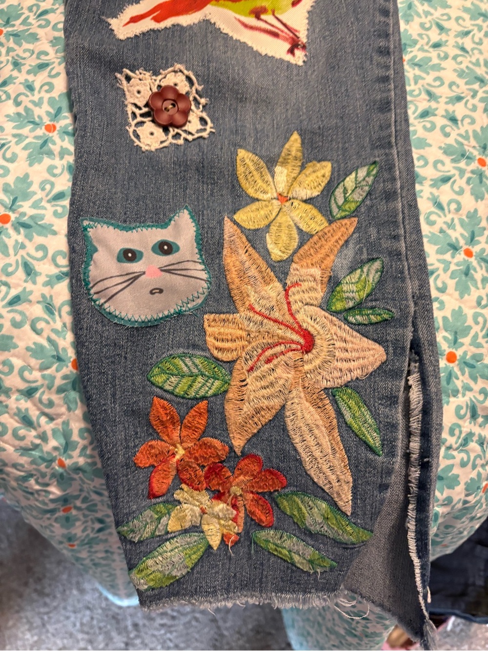 Bandolino Embellished Artsy Cropped Jeans Sz 12 - Picture 5 of 9